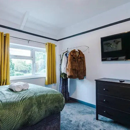 Spacious 3 Bedroom Close To Centre With Parking - Short