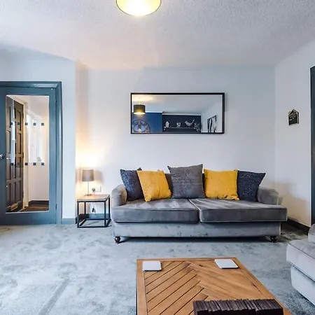 Spacious 3 Bedroom Close To Centre With Parking - Short Leeds (West Yorkshire)