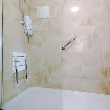 Spacious 3 Bedroom Close To Centre With Parking - Short