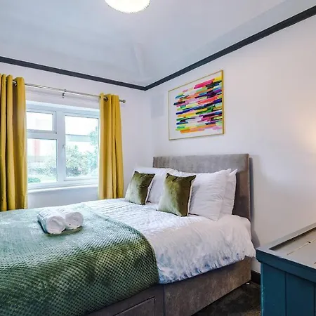 Spacious 3 Bedroom Close To Centre With Parking - Short * Лідс