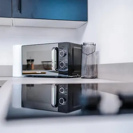 Spacious 3 Bedroom Close To Centre With Parking - Short *