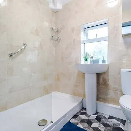 Spacious 3 Bedroom Close To Centre With Parking - Short Holiday home *