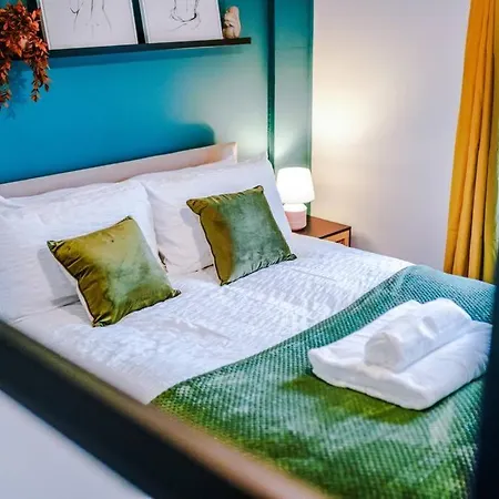 Spacious 3 Bedroom Close To Centre With Parking - Short