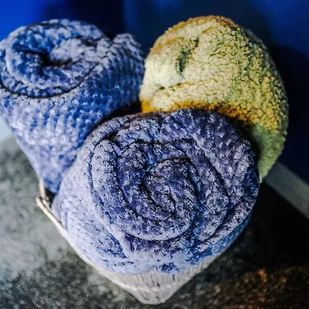 Spacious 3 Bedroom Close To Centre With Parking - Short Holiday home *