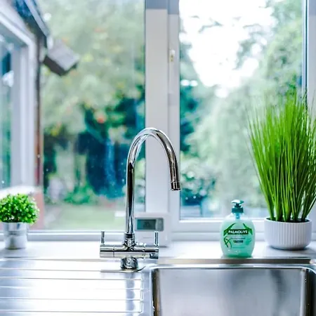 Holiday home Spacious 3 Bedroom Close To Centre With Parking - Short Leeds (West Yorkshire)