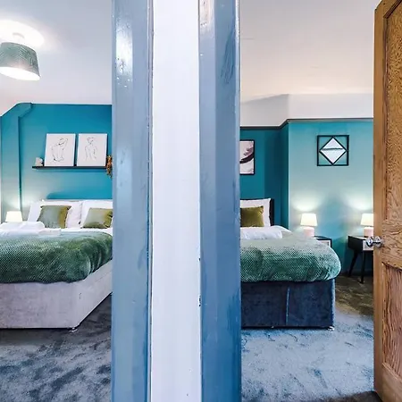 Spacious 3 Bedroom Close To Centre With Parking - Short *