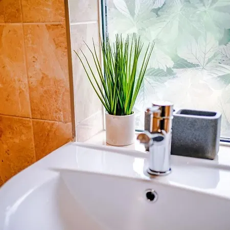 Spacious 3 Bedroom Close To Centre With Parking - Short