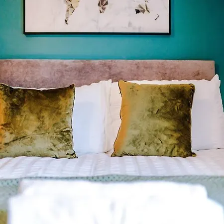 Spacious 3 Bedroom Close To Centre With Parking - Short Holiday home *