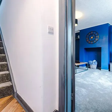 Spacious 3 Bedroom Close To Centre With Parking - Short Holiday home Leeds (West Yorkshire)