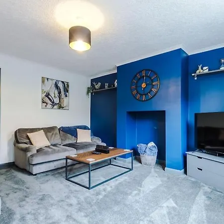 Будинок відпочинку Spacious 3 Bedroom Close To Centre With Parking - Short Лідс