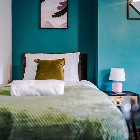 Spacious 3 Bedroom Close To Centre With Parking - Short Holiday home