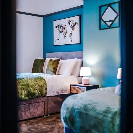 Spacious 3 Bedroom Close To Centre With Parking - Short