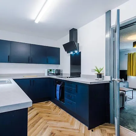 Spacious 3 Bedroom Close To Centre With Parking - Short