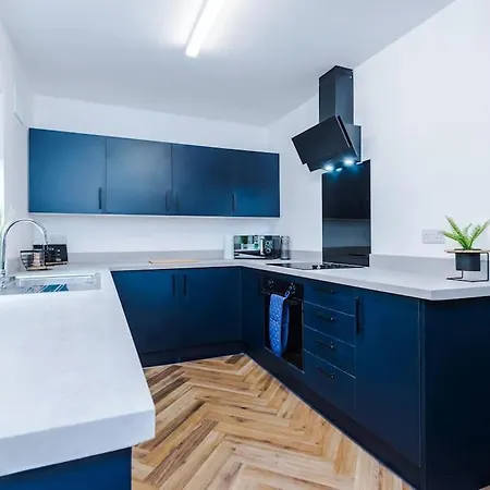 Spacious 3 Bedroom Close To Centre With Parking - Short