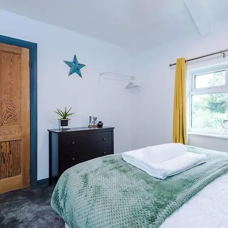 Holiday home Spacious 3 Bedroom Close To Centre With Parking - Short