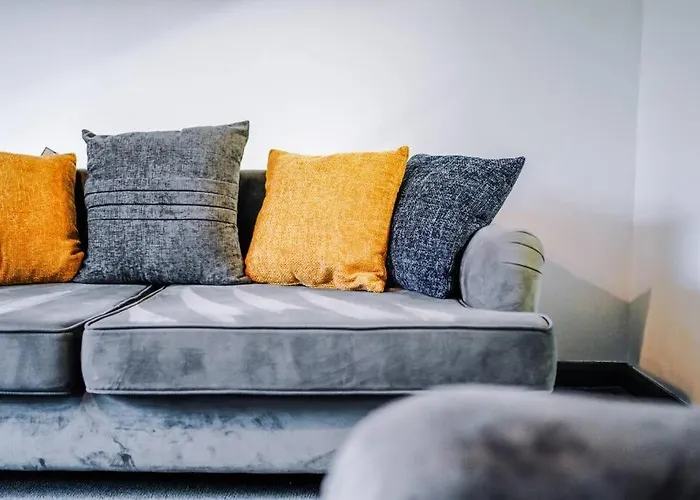 Spacious 3 Bedroom Close To Centre With Parking - Short Leeds (West Yorkshire)