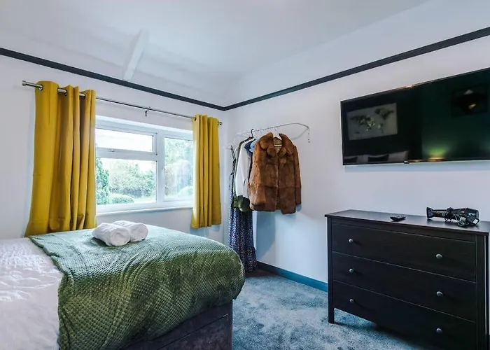 Spacious 3 Bedroom Close To Centre With Parking - Short