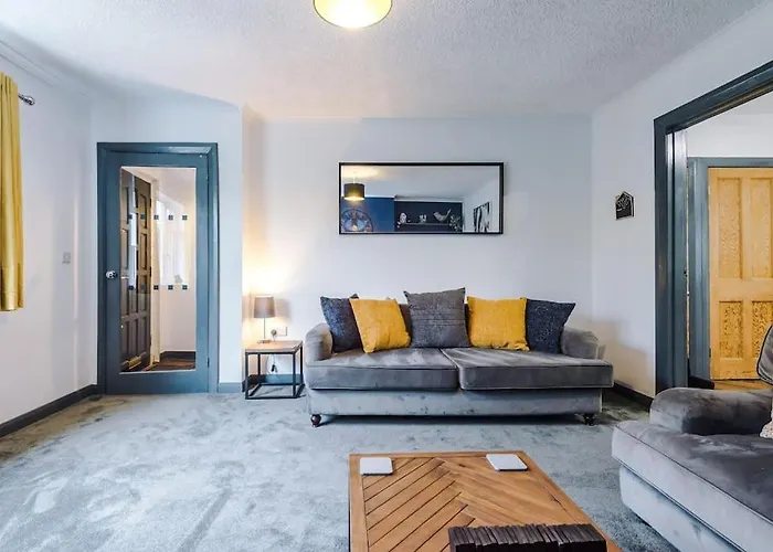 Spacious 3 Bedroom Close To Centre With Parking - Short Leeds (West Yorkshire)