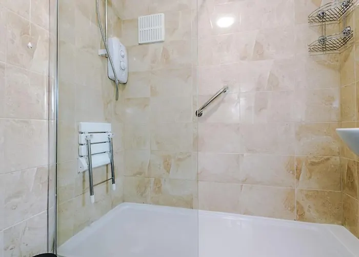 Spacious 3 Bedroom Close To Centre With Parking - Short