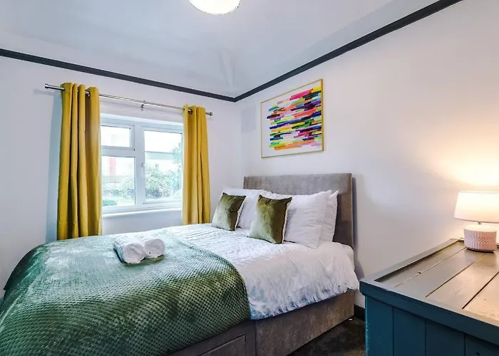 Spacious 3 Bedroom Close To Centre With Parking - Short * Leeds (West Yorkshire)