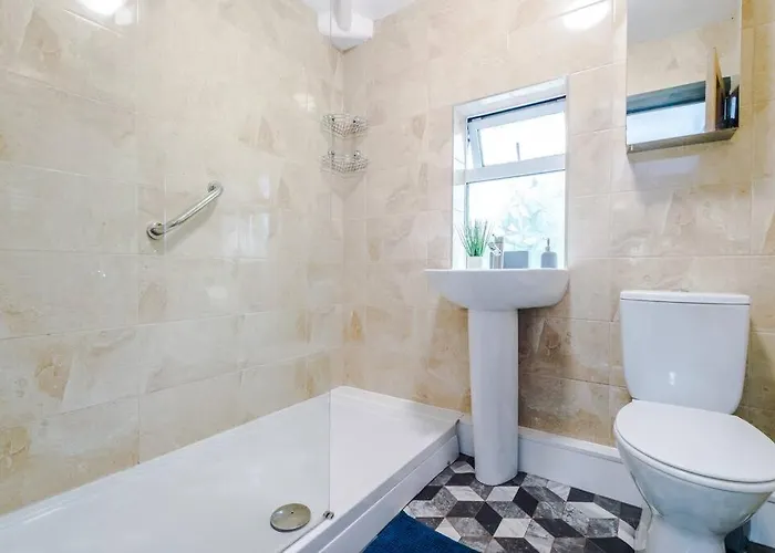 Spacious 3 Bedroom Close To Centre With Parking - Short Dom wakacyjny *