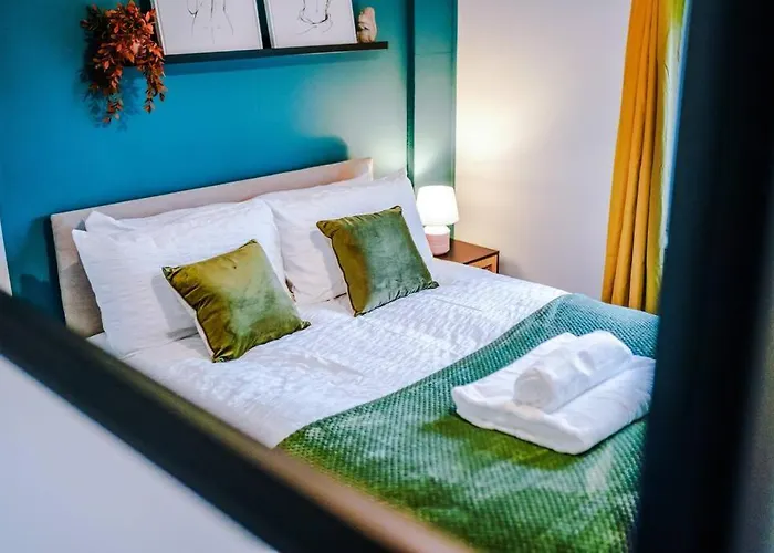 Spacious 3 Bedroom Close To Centre With Parking - Short