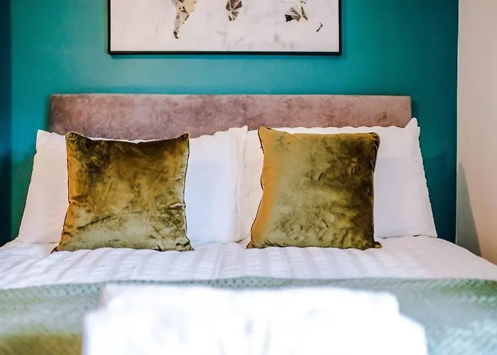 Spacious 3 Bedroom Close To Centre With Parking - Short Holiday home *