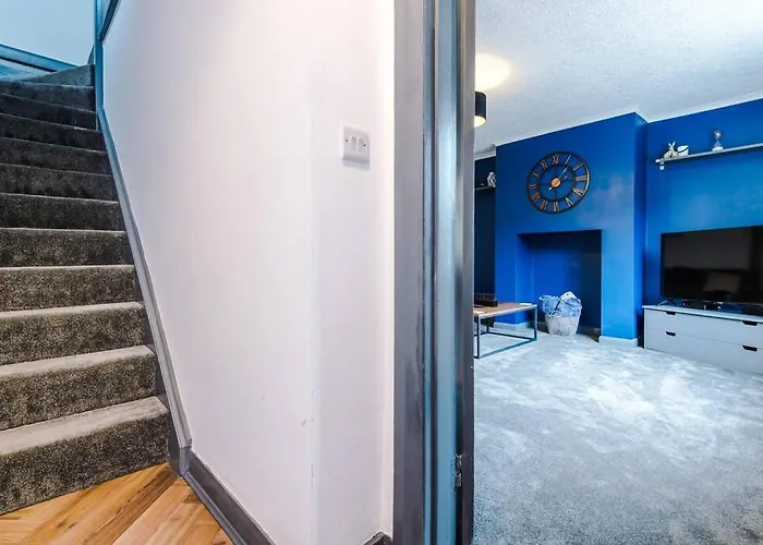 Spacious 3 Bedroom Close To Centre With Parking - Short Holiday home Leeds (West Yorkshire)