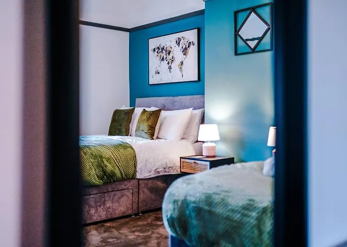 Spacious 3 Bedroom Close To Centre With Parking - Short