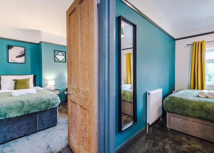 Spacious 3 Bedroom Close To Centre With Parking - Short *