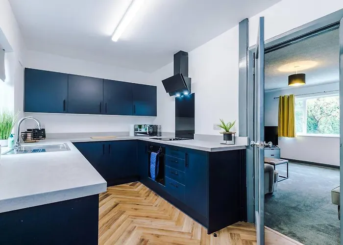 Spacious 3 Bedroom Close To Centre With Parking - Short