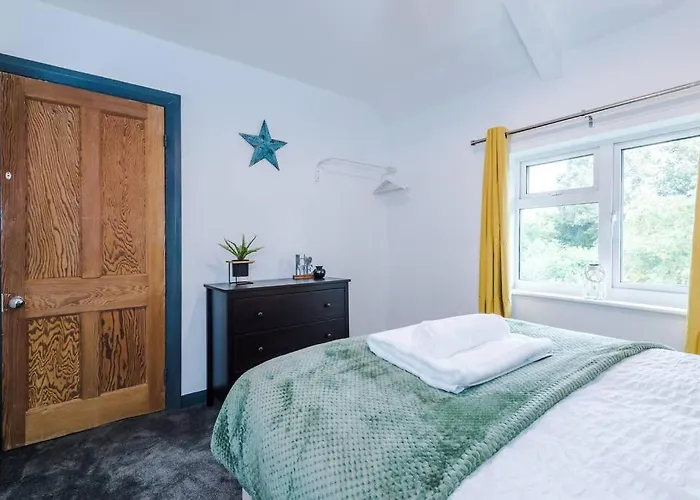 Holiday home Spacious 3 Bedroom Close To Centre With Parking - Short