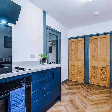 Dom wakacyjny Spacious 3 Bedroom Close To Centre With Parking - Short