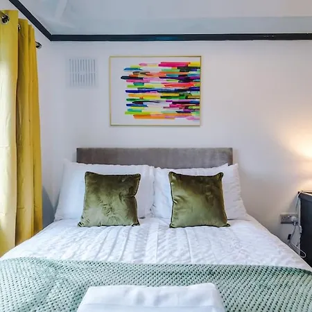 Spacious 3 Bedroom Close To Centre With Parking - Short * Leeds (West Yorkshire)