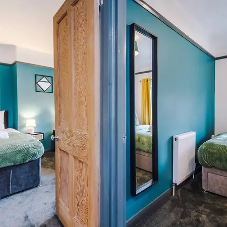 Spacious 3 Bedroom Close To Centre With Parking - Short *