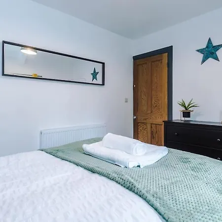 Spacious 3 Bedroom Close To Centre With Parking - Short Dom wakacyjny *