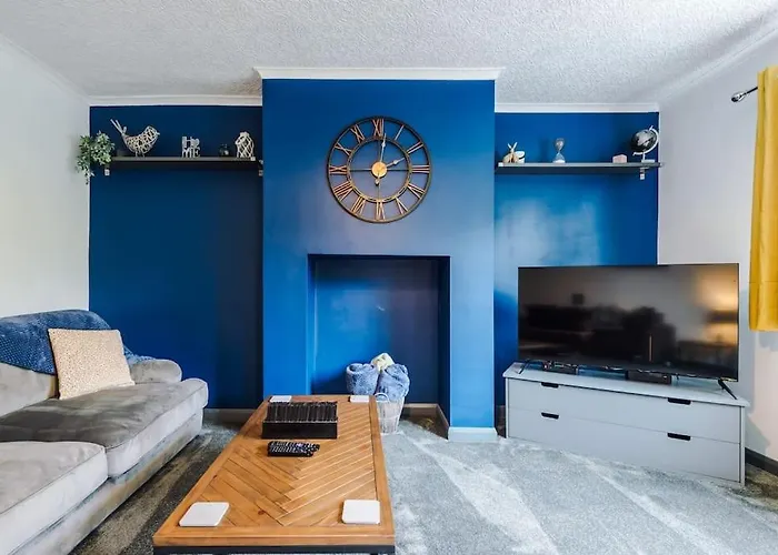 Spacious 3 Bedroom Close To Centre With Parking - Short Semesterbostad