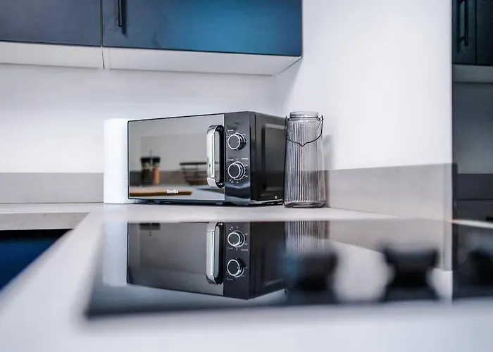 Spacious 3 Bedroom Close To Centre With Parking - Short *