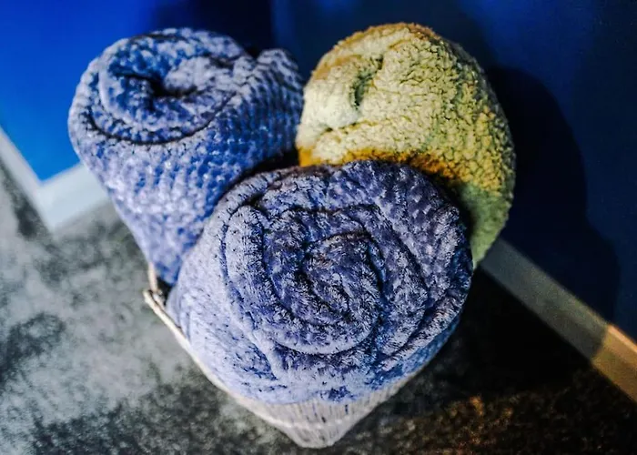 Spacious 3 Bedroom Close To Centre With Parking - Short Semesterbostad *