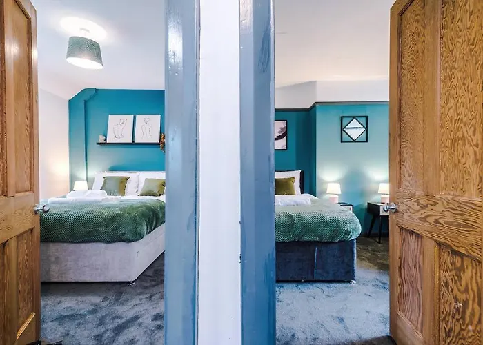 Spacious 3 Bedroom Close To Centre With Parking - Short *