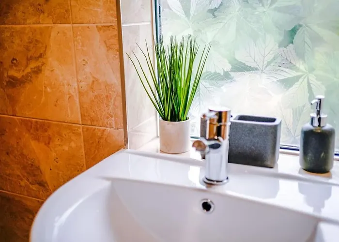 Spacious 3 Bedroom Close To Centre With Parking - Short