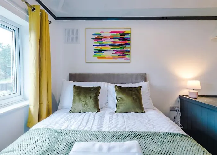 Spacious 3 Bedroom Close To Centre With Parking - Short * Leeds (West Yorkshire)