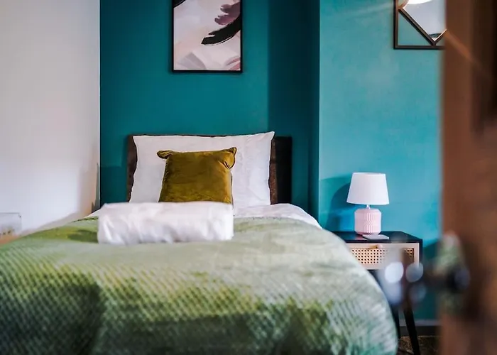 Spacious 3 Bedroom Close To Centre With Parking - Short Semesterbostad