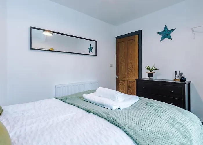 Spacious 3 Bedroom Close To Centre With Parking - Short Semesterbostad *