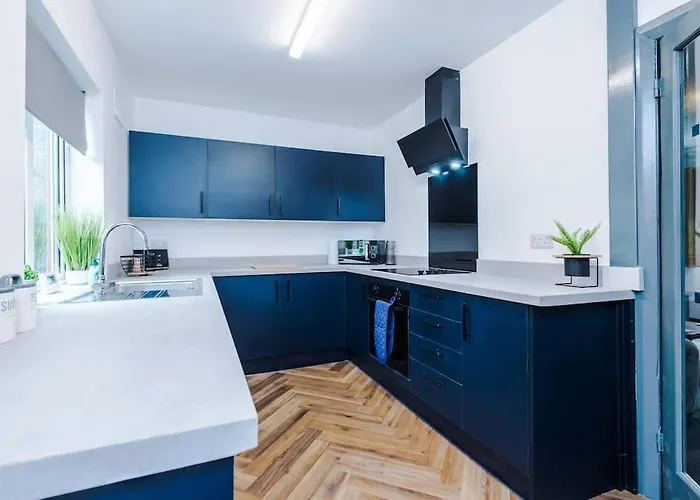 Spacious 3 Bedroom Close To Centre With Parking - Short