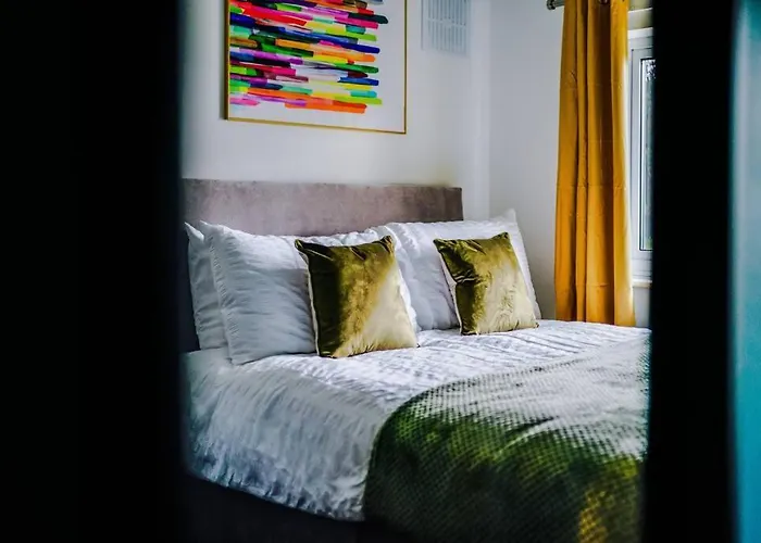 Spacious 3 Bedroom Close To Centre With Parking - Short Semesterbostad